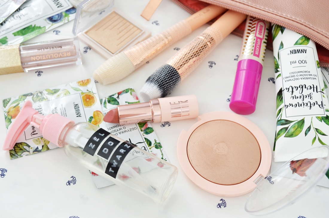 jak spakować kosmetyczkę na wyjazd rady puderek.com.pl